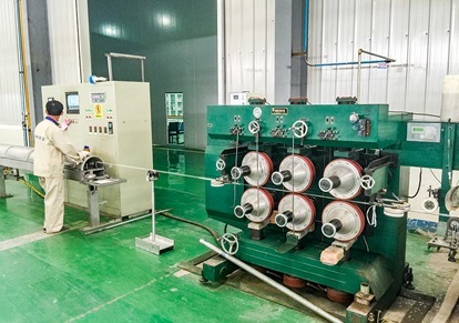 The work of glass tube production line workers in Mu nan The work of glass tube production line workers in Mu nan