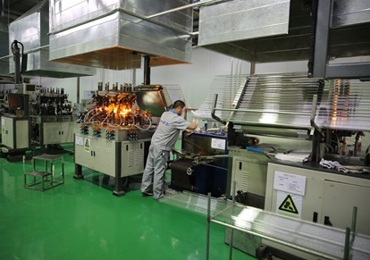 Business personnel go to the factory to check the production status of customer products Business personnel go to the factory to check the production status of customer products