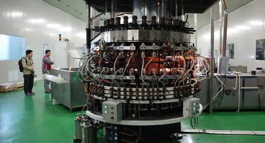 Business personnel go to the factory to check the production status of customer products Business personnel go to the factory to check the production status of customer products