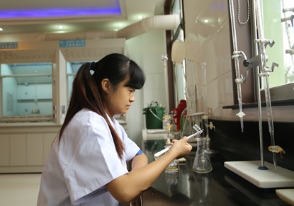 Laboratory testing personnel are busy Laboratory testing personnel are busy